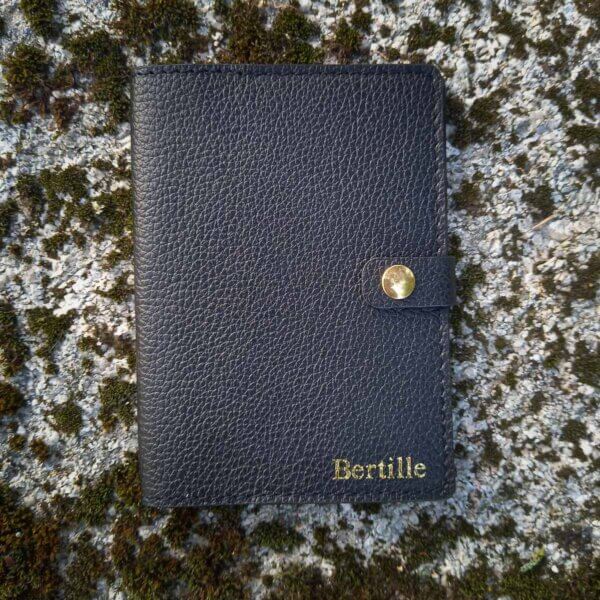 protège passeport sur mesure en cuir grainé noir