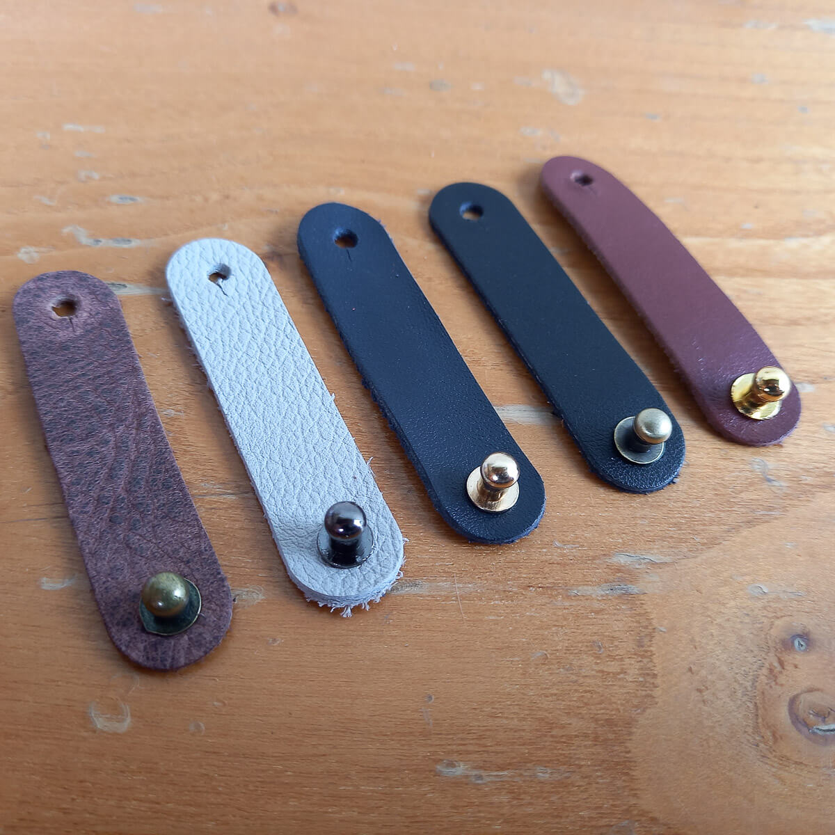 attache câble en cuir classique