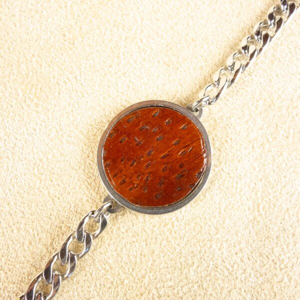 bracelet chainette avec médaillon en cuir d'esturgeon