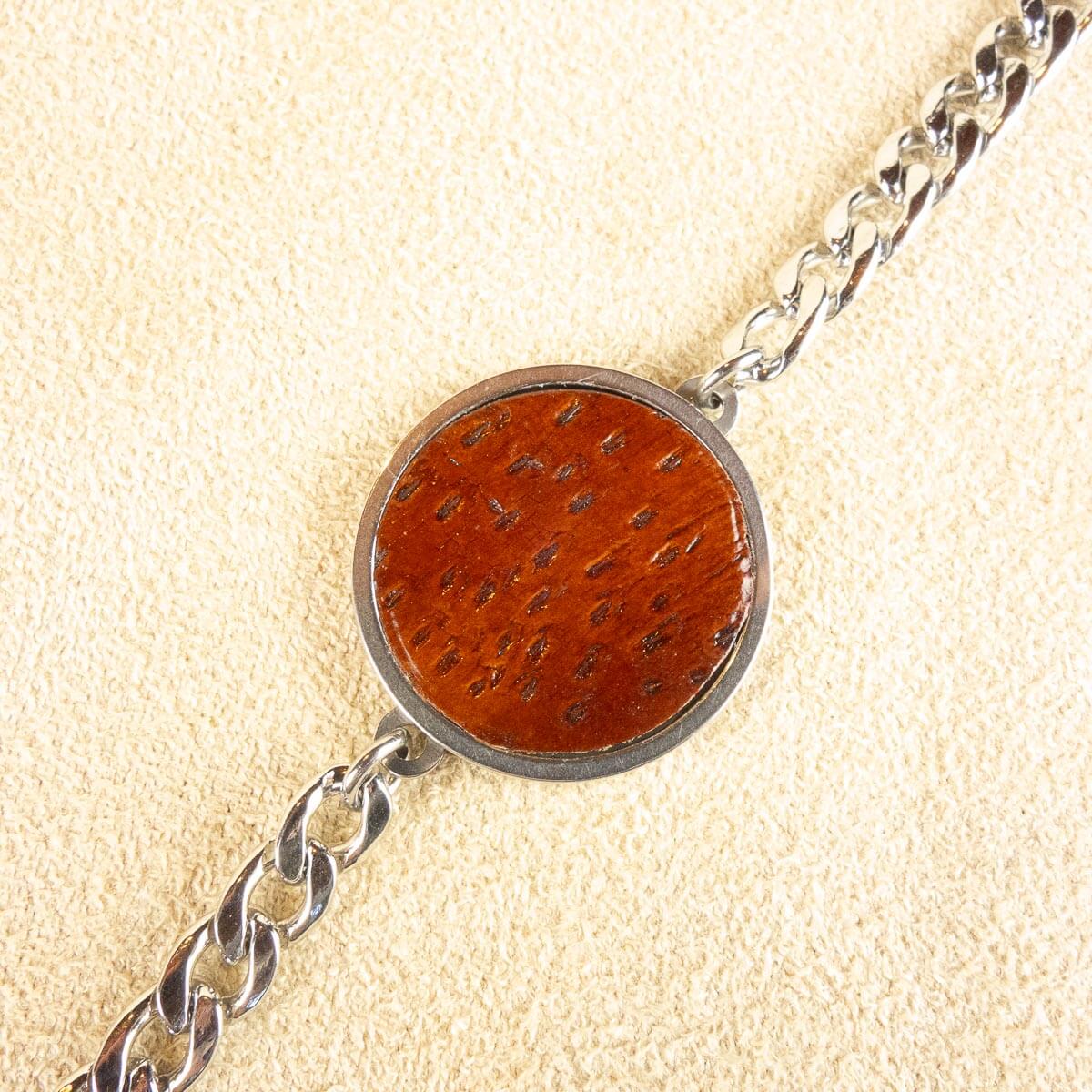 bracelet chainette avec médaillon en cuir d'esturgeon
