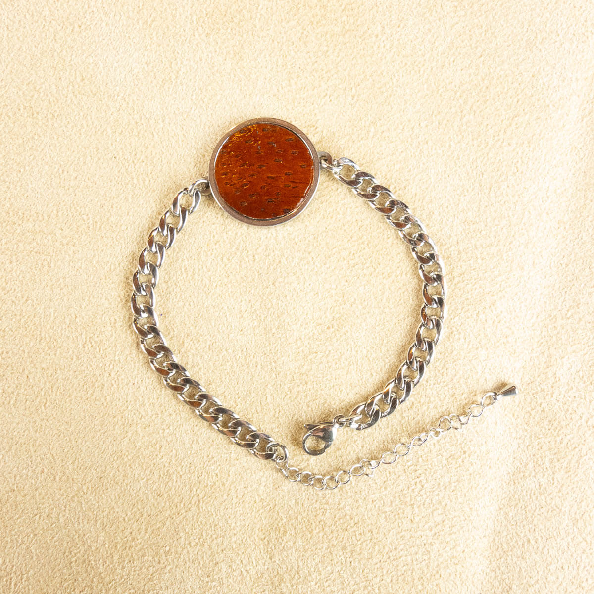 bracelet avec médaillon en cuir d'esturgeon cognac