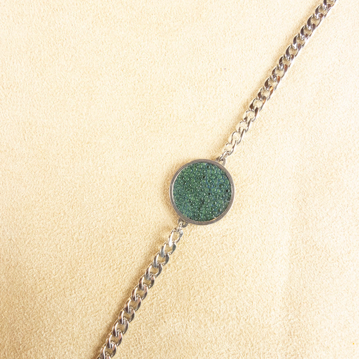vue du haut du bracelet en galuchat bleu vert