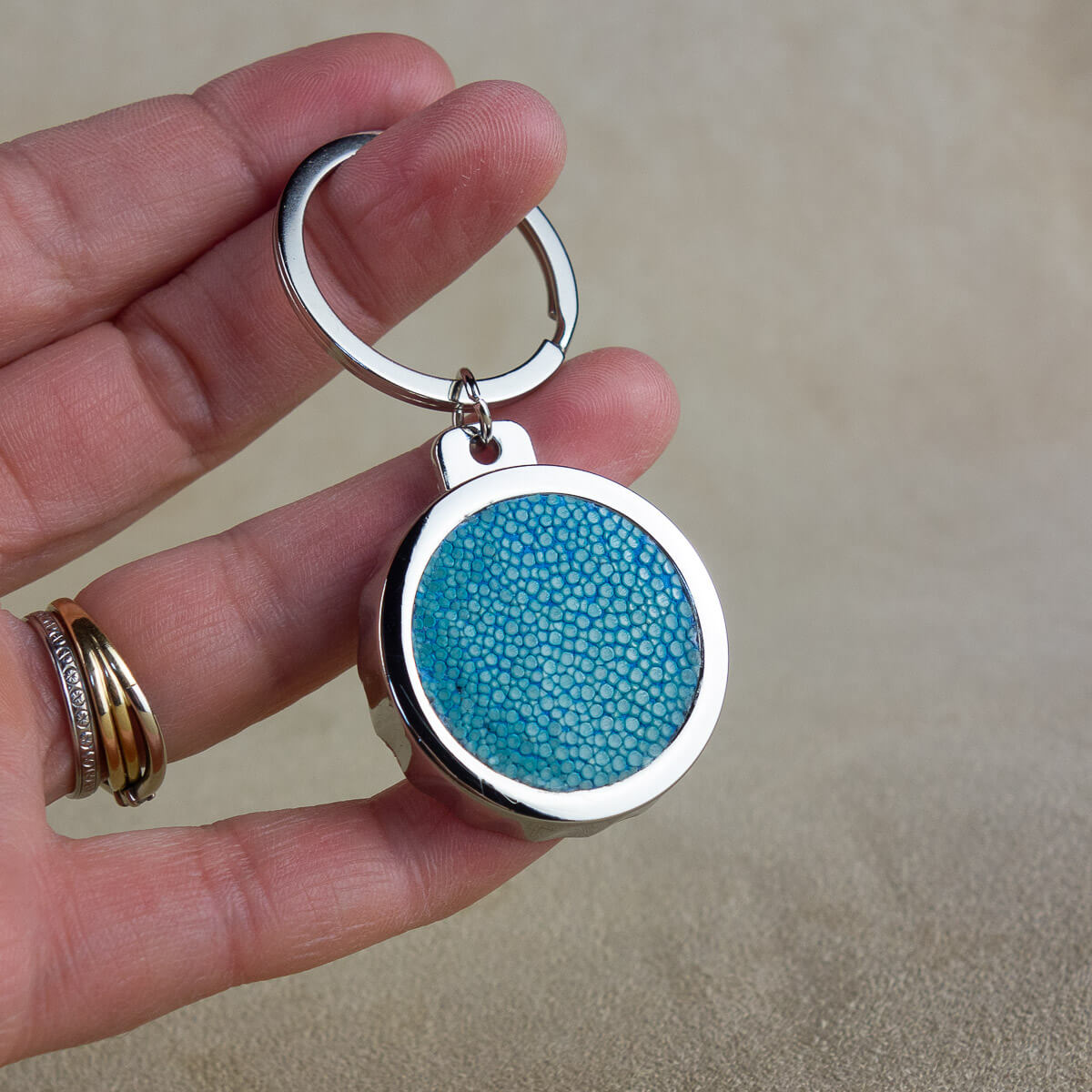 zoom sur le porte-clés décapsuleur en galuchat bleu clair