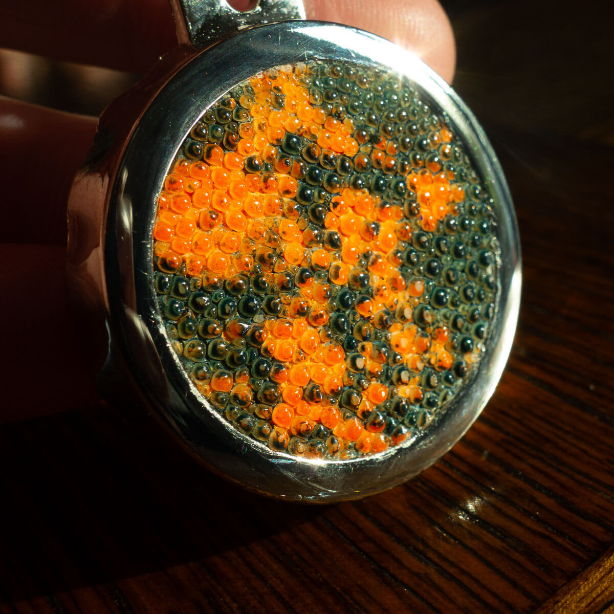 zoom sur le porte-clés décapsuleur en cuir de galuchat orange et vert