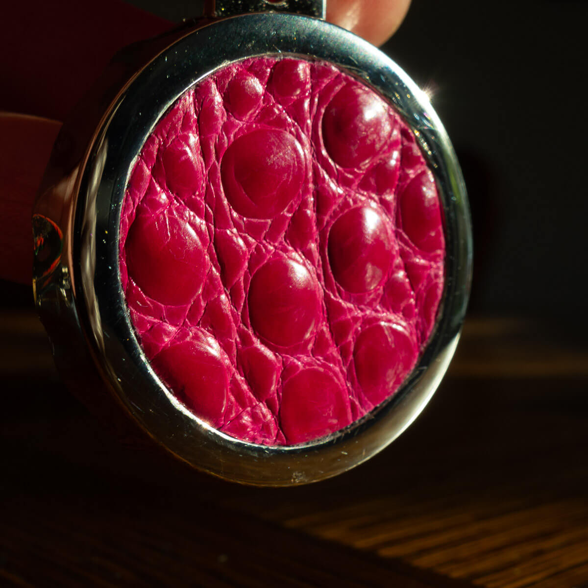 zoom sur le porte-clés décapsuleur en cuir de croco rose