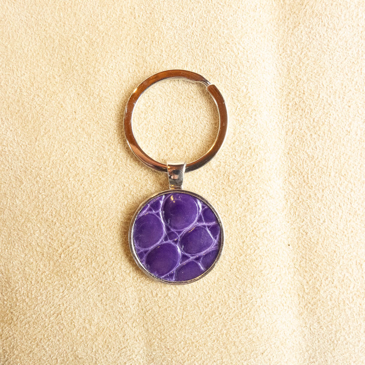 porte-clés en cuir de croco violet