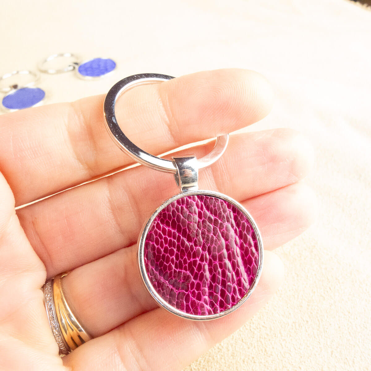porte-clés en cuir de lézard rose