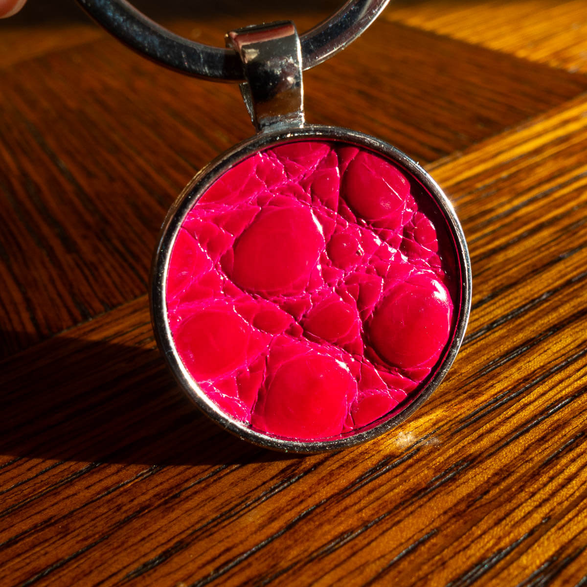 porte-clés en cuir de croco rose