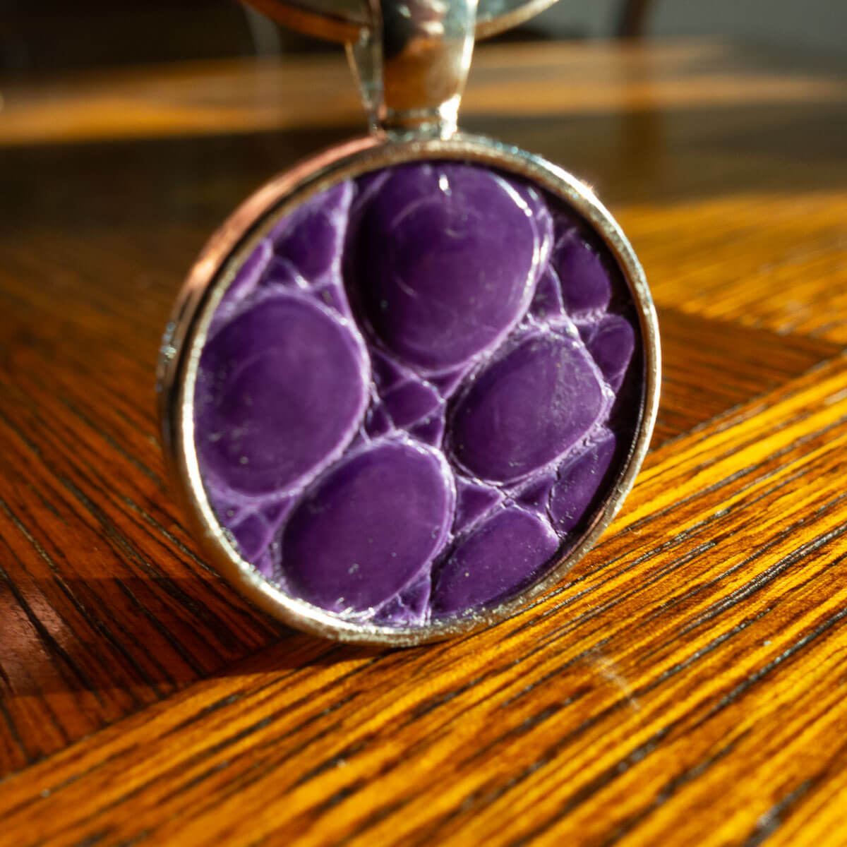 porte-clés en cuir de croco violet