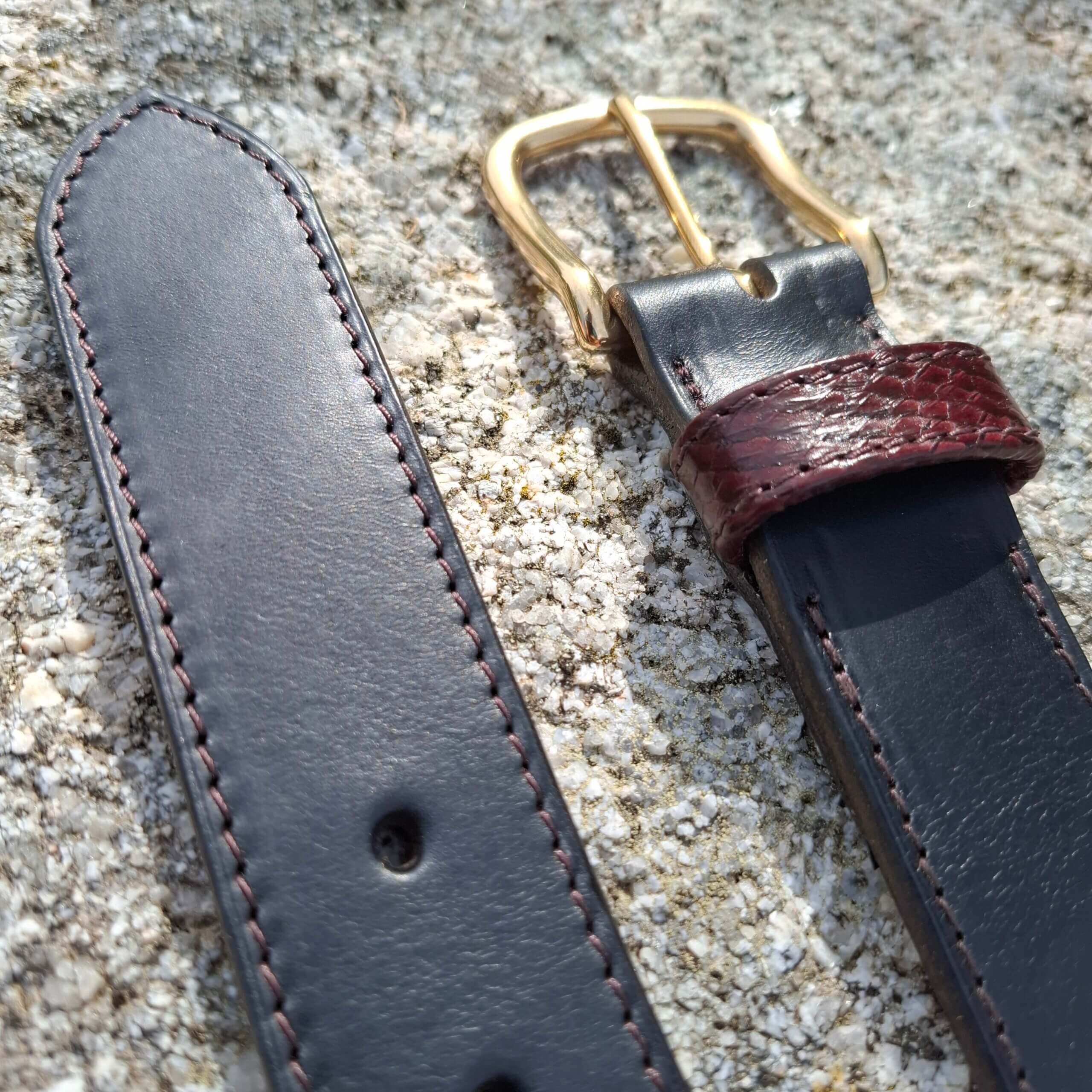 ceinture de cuir noir avec passant en cuir de saumon