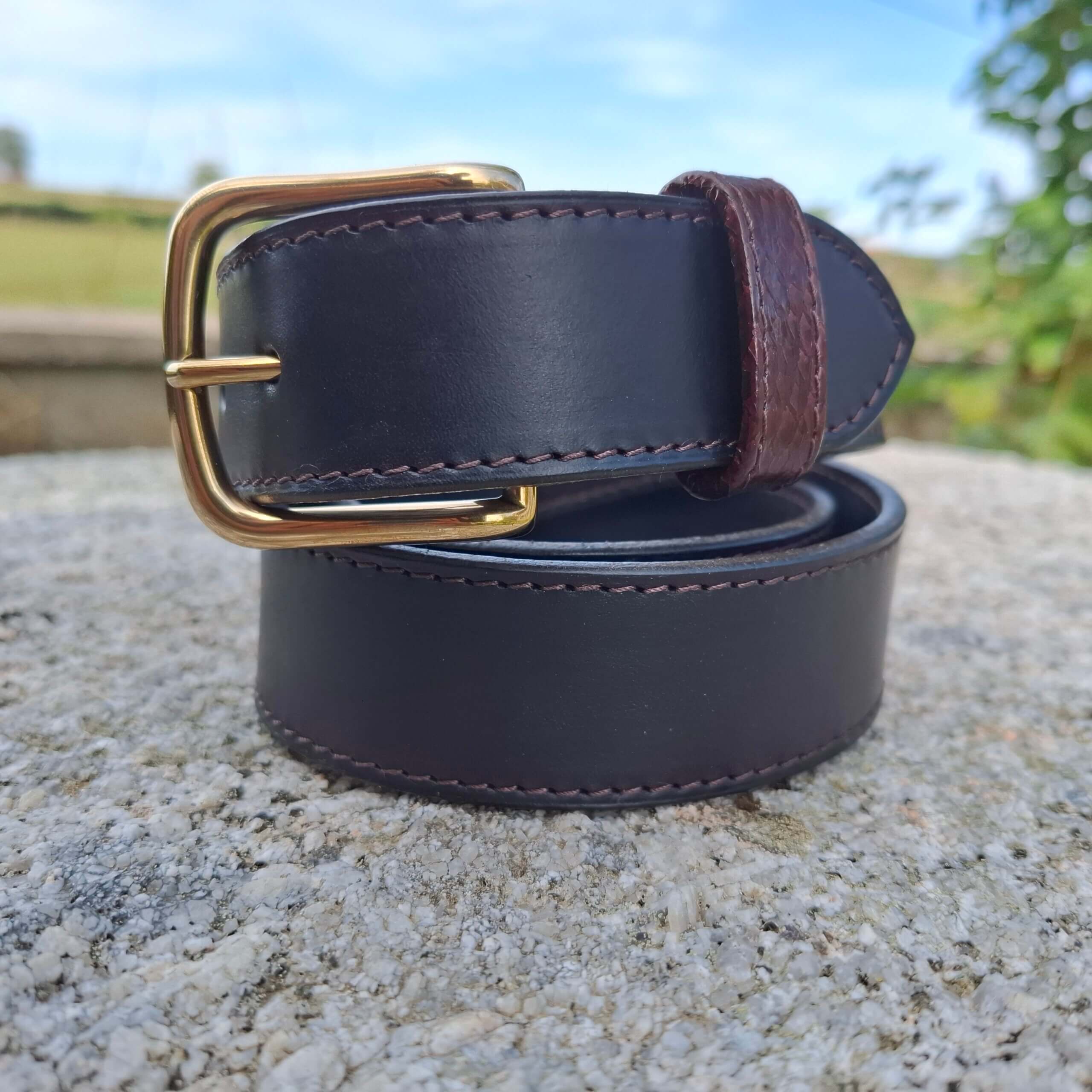 ceinture de cuir noir avec passant en cuir de saumon