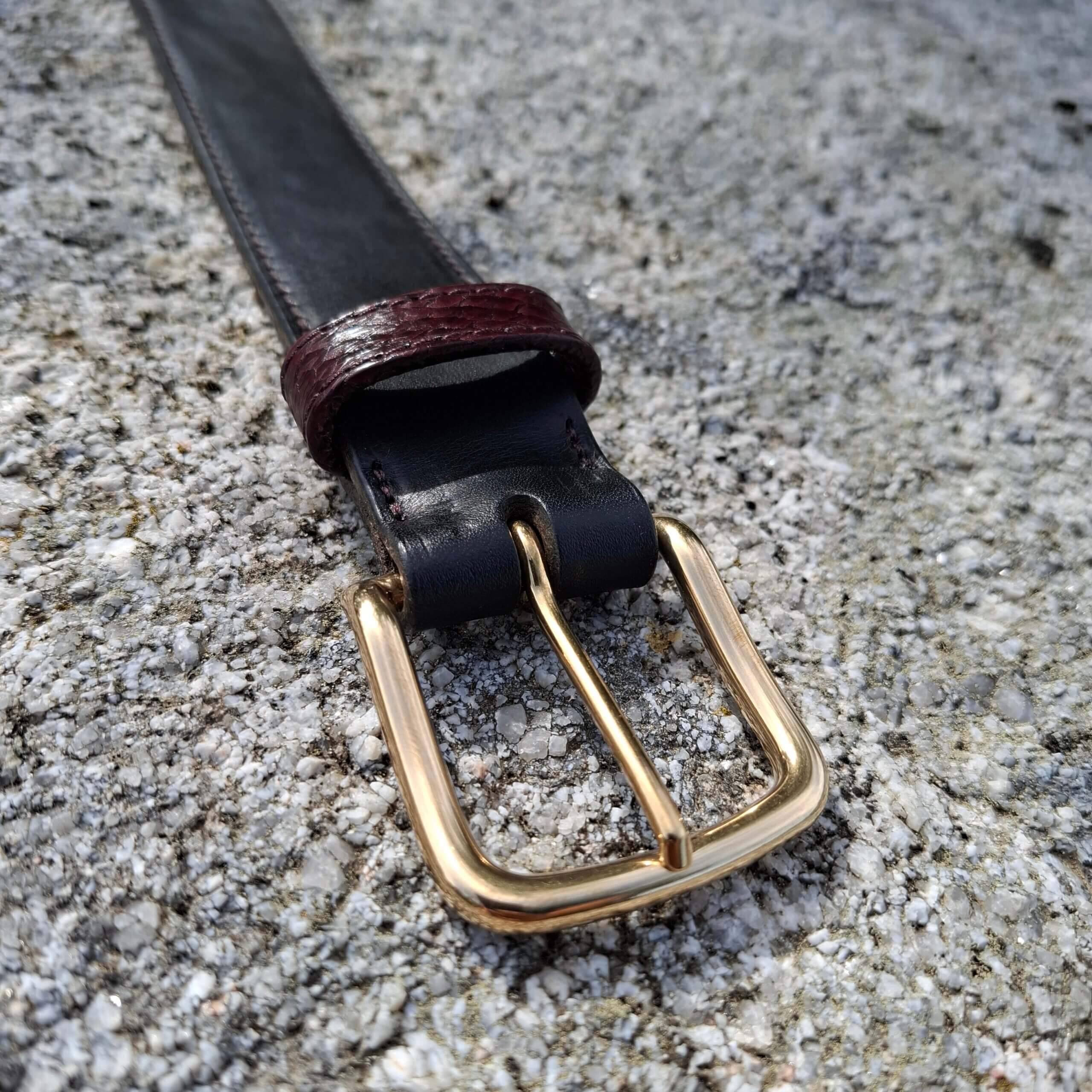 ceinture de cuir noir avec passant en cuir de saumon