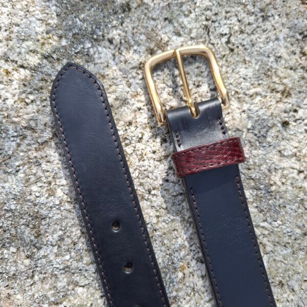 ceinture de cuir noir avec passant en cuir de saumon