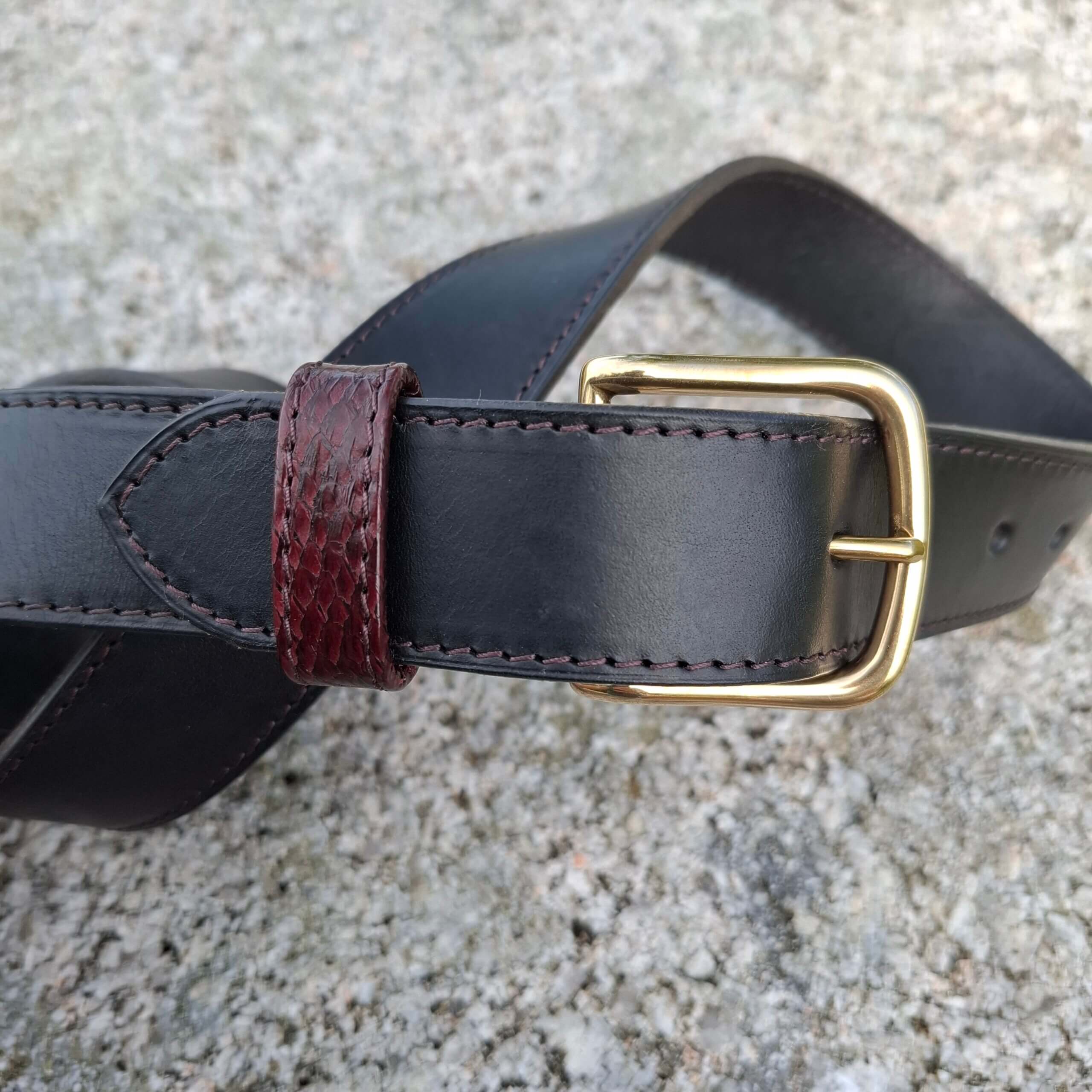 ceinture de cuir noir avec passant en cuir de saumon