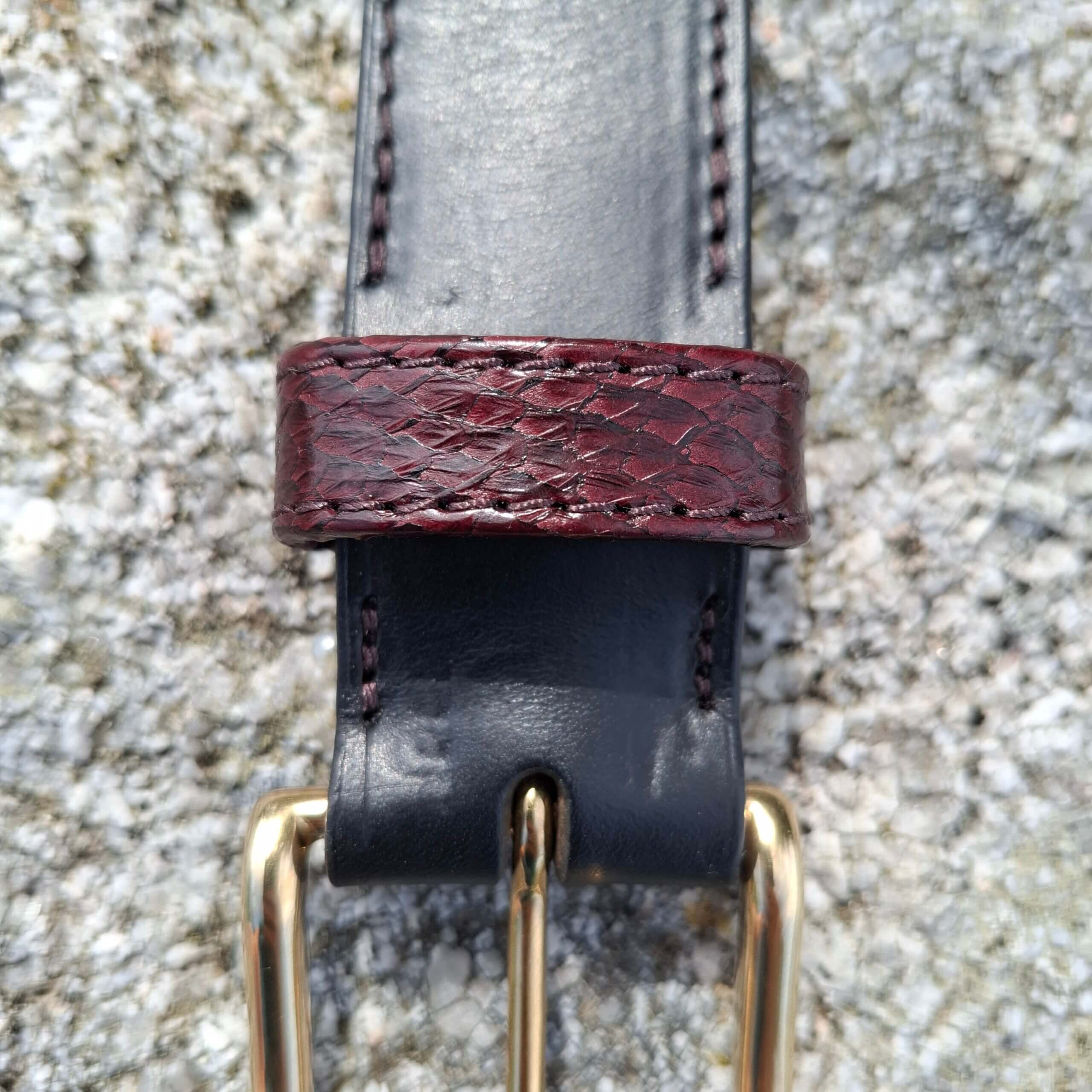 ceinture de cuir noir avec passant en cuir de saumon