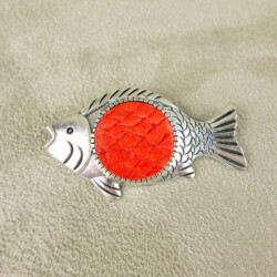 Broche en cuir de saumon grenat