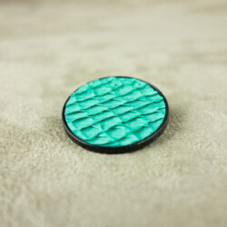 Zoom sur la broche en cuir de saumon