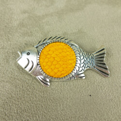 Broche poisson et cuir de saumon couleur safran